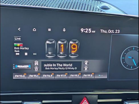 Used 2021 Hyundai Elantra Limited image 13