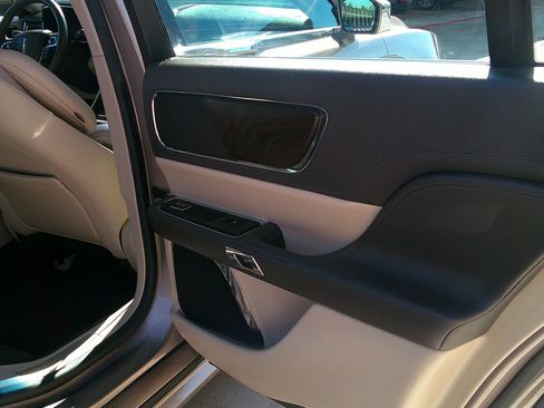 Used 2019 Lincoln Continental Select image 24