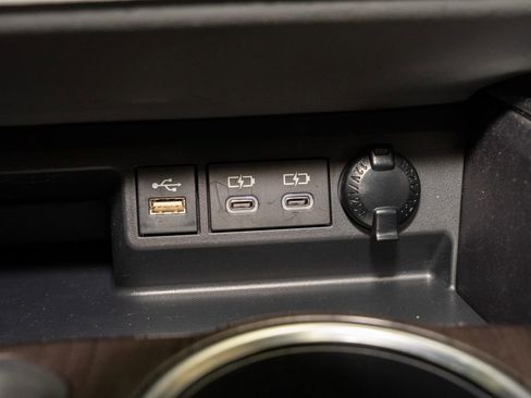 Used 2023 Toyota Highlander Limited image 18