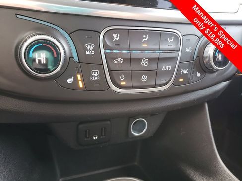 Used 2020 Chevrolet Traverse LT image 19