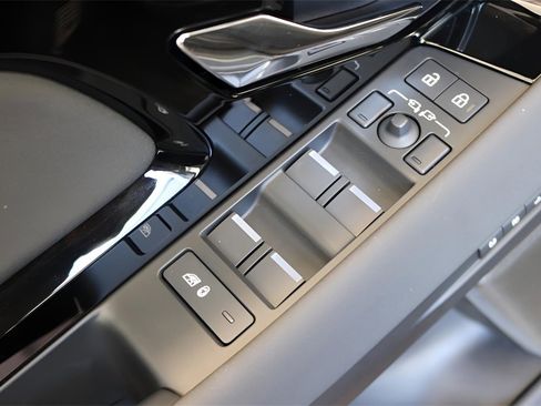 Used 2024 Land Rover Range Rover Evoque Dynamic SE image 9