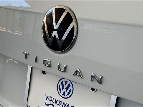 Used 2022 Volkswagen Tiguan SE w/ Panoramic Sunroof Package image 31