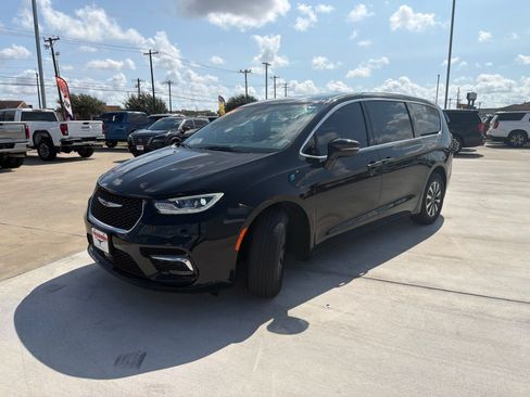 Used 2025 Chrysler Pacifica Select FWD image 3