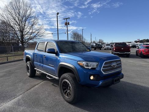 Used 2017 Toyota Tacoma TRD Off-Road image 7