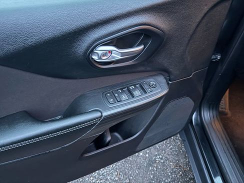 Used 2016 Jeep Cherokee Latitude w/ Comfort & Sound Group image 30