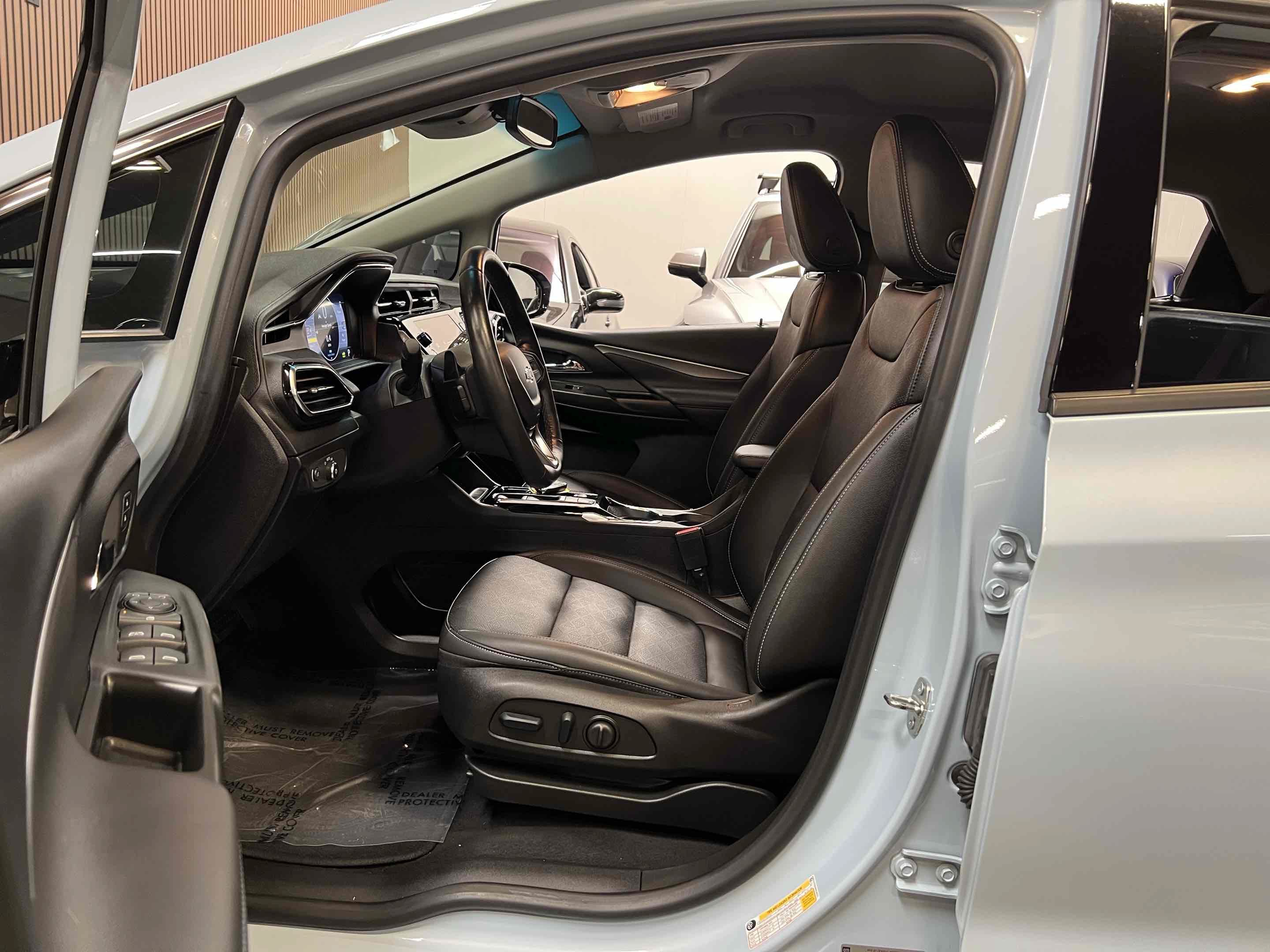 Used 2023 Chevrolet Bolt LT w/ Infotainment Package FWD image 4