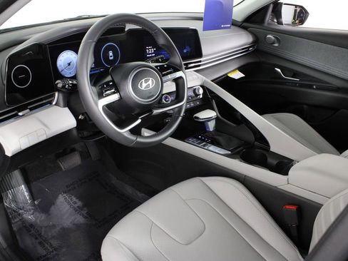 Certified 2025 Hyundai Elantra Limited image 17