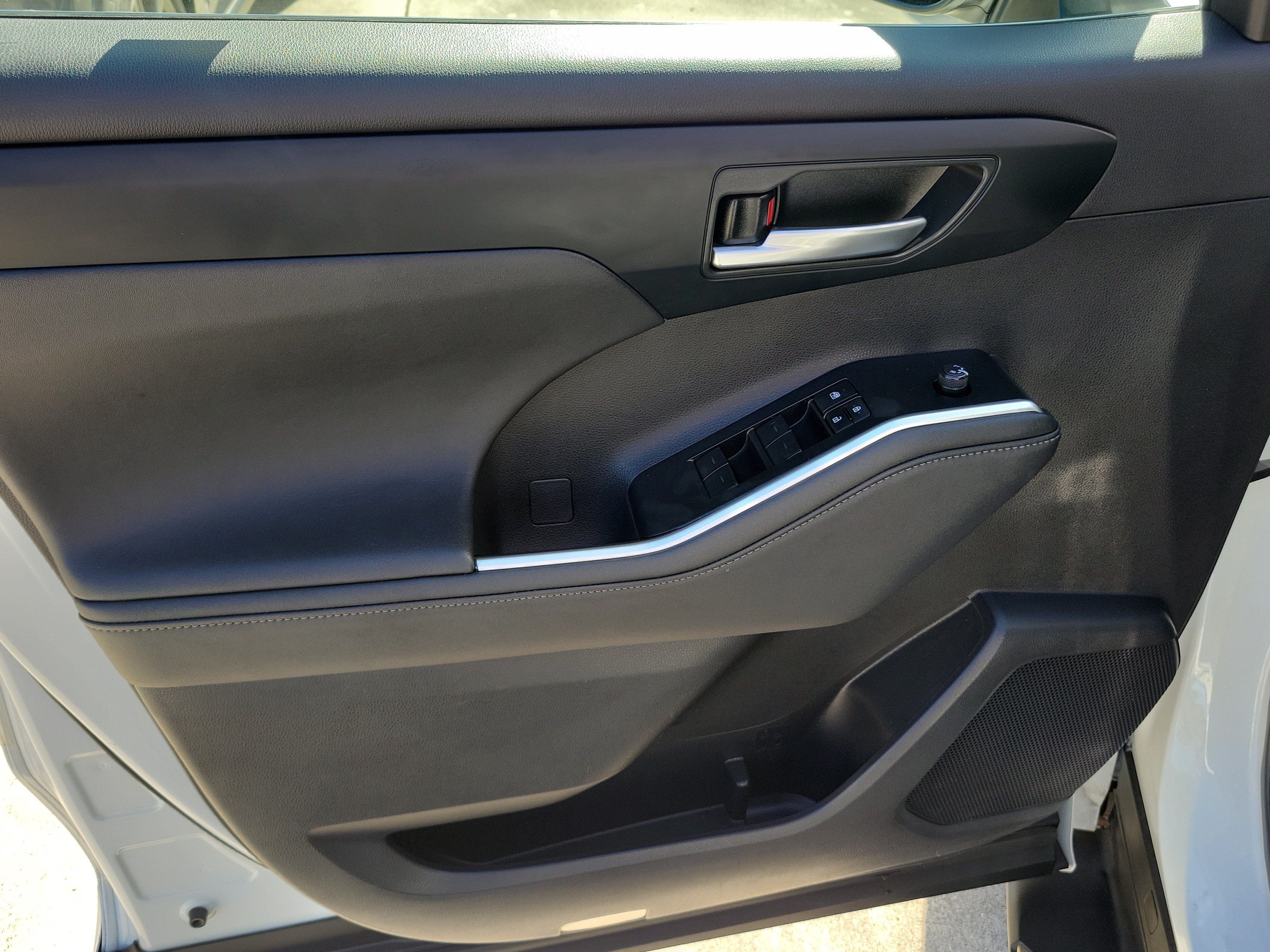 Used 2023 Toyota Highlander XLE FWD image 22