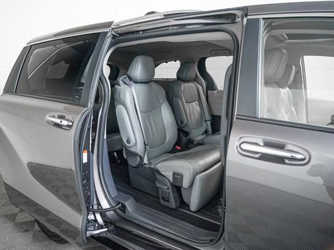 Used 2024 Toyota Sienna Limited image 13
