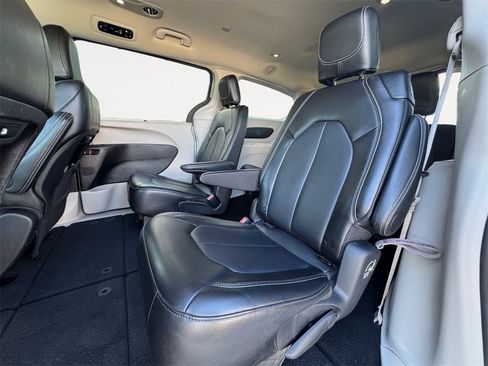 Used 2024 Chrysler Pacifica Touring-L image 13
