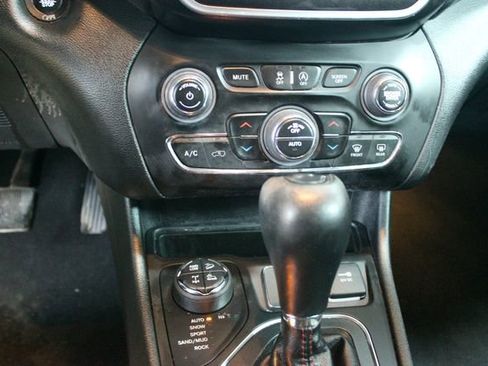 Used 2020 Jeep Cherokee Trailhawk w/ Comfort & Convenience Group AWD/4WD image 18