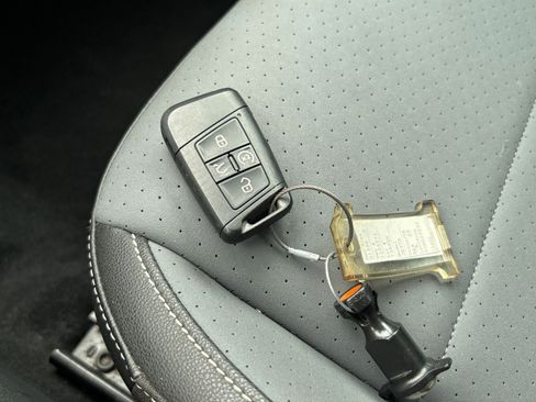 Used 2025 Volkswagen Jetta SE FWD image 21