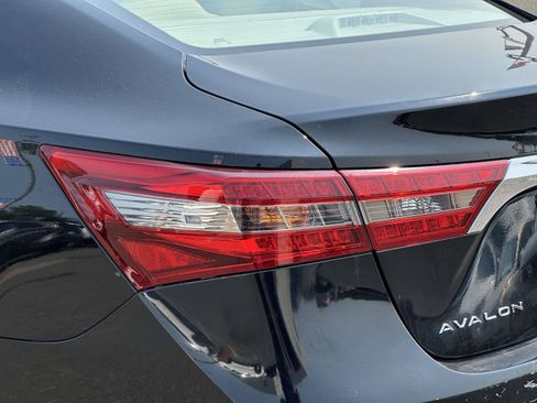 Used 2017 Toyota Avalon XLE Premium w/ All Weather Liner Package FWD image 9