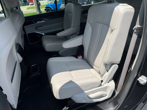 Used 2023 Jeep Wagoneer Series II w/ Flexible Seating Group AWD/4WD image 5