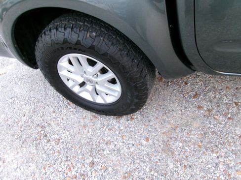 Used 2018 Nissan Frontier SV image 19