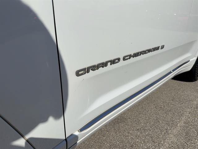 Used 2023 Jeep Grand Cherokee Summit w/ Luxury Tech Group V AWD/4WD image 14