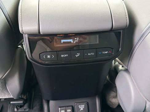 Used 2023 Toyota Highlander Limited AWD/4WD image 24