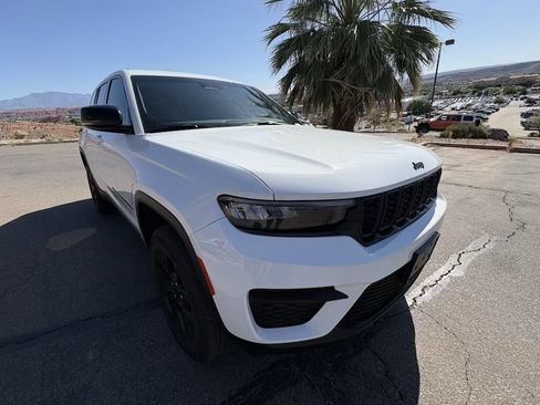 Used 2025 Jeep Grand Cherokee Altitude AWD/4WD image 7