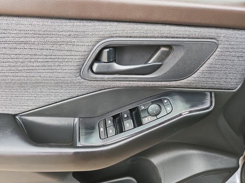 Used 2023 Nissan Rogue S image 7