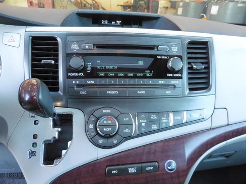 Used 2014 Toyota Sienna XLE FWD image 21
