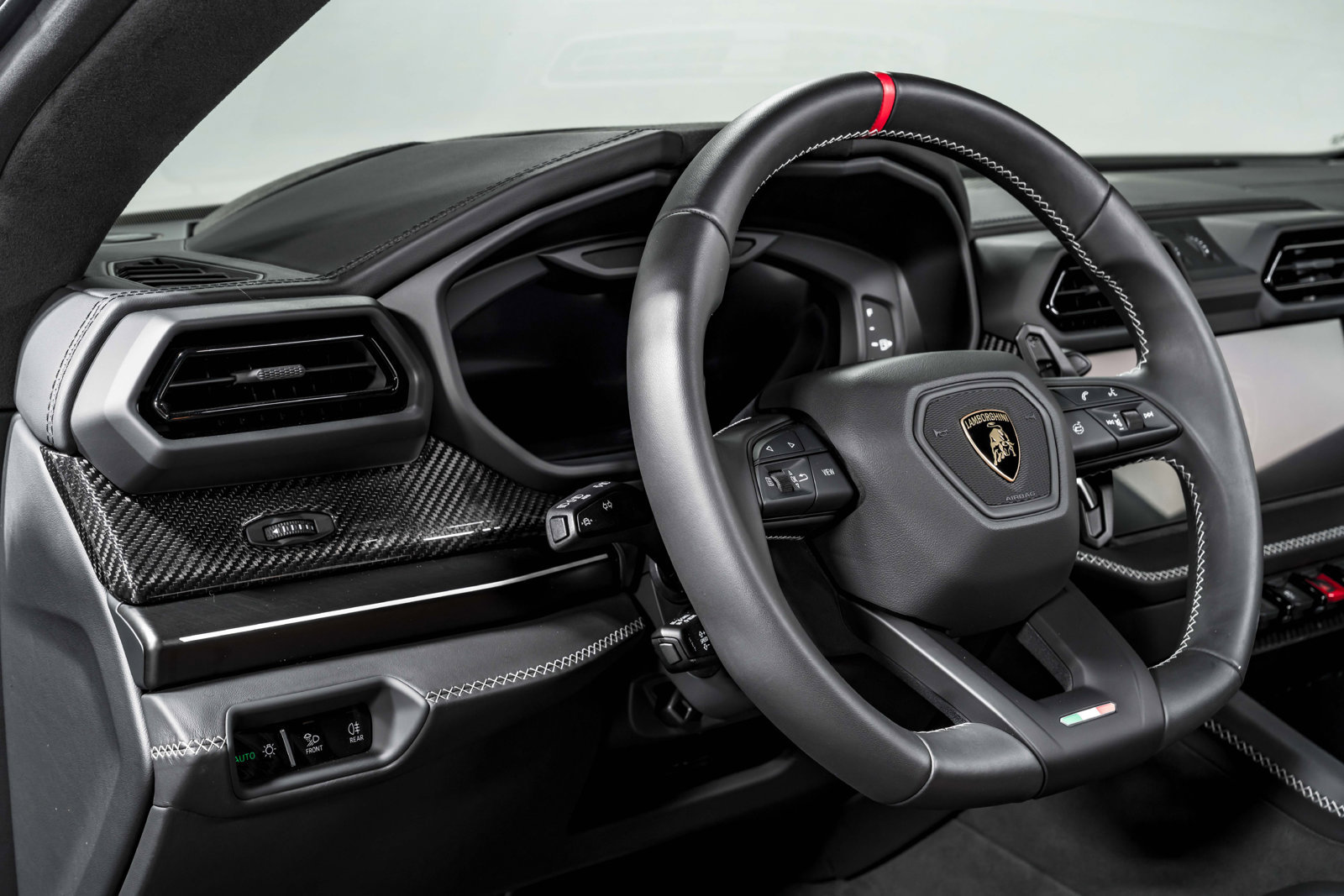 Used 2026 Lamborghini Urus SE AWD/4WD image 14