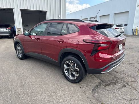 Used 2025 Chevrolet Trax LT FWD image 7