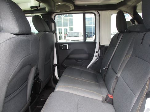 Used 2025 Jeep Wrangler Unlimited Sahara AWD/4WD image 35