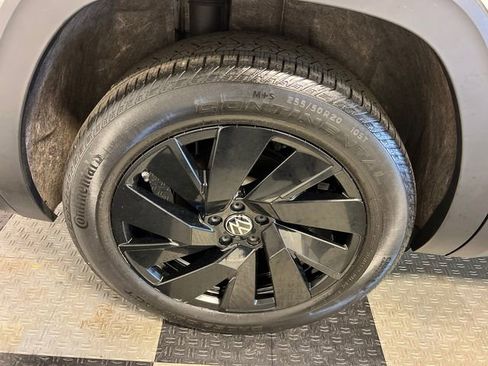 Certified 2024 Volkswagen Atlas SE w/ Black Wheel Package FWD image 15