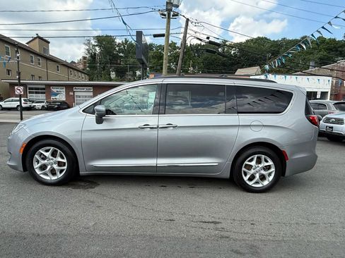 Used 2017 Chrysler Pacifica Touring-L w/ Tire & Wheel Group FWD image 4