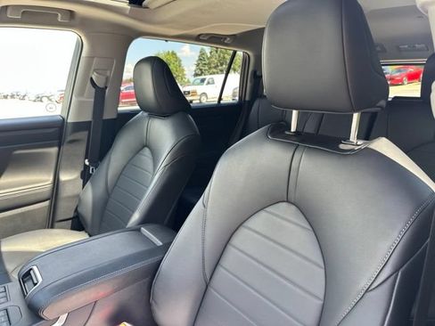 Used 2024 Toyota Highlander XLE AWD/4WD image 44