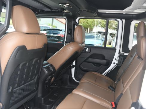 Used 2023 Jeep Wrangler Unlimited Rubicon w/ Cold Weather Group AWD/4WD image 16