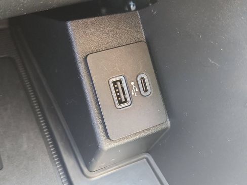Used 2021 Ford Edge Titanium FWD image 19