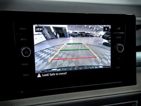 Certified 2025 Volkswagen Taos SE w/ Panoramic Sunroof Package image 14