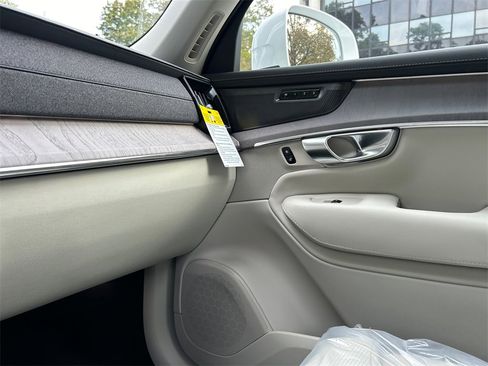 New 2026 Volvo XC90 B6 Ultra w/ Protection Package image 19