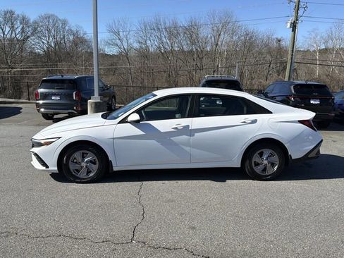 Certified 2025 Hyundai Elantra SE image 4