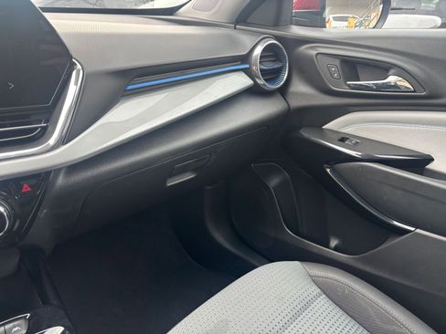 Used 2025 Chevrolet Trax LT FWD image 34
