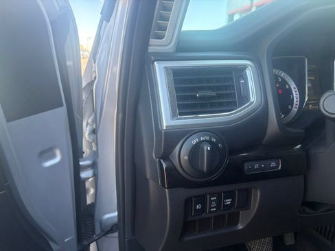 Used 2017 Nissan Titan SV AWD/4WD image 13