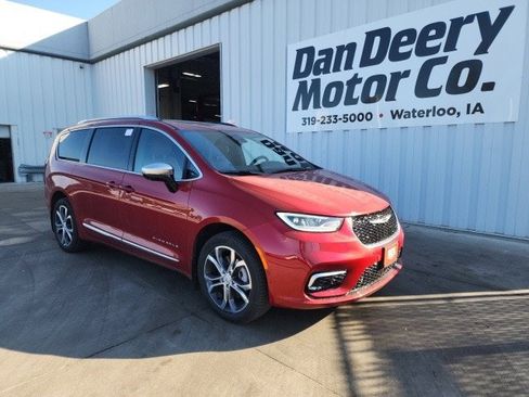 New 2026 Chrysler Pacifica Pinnacle image 1