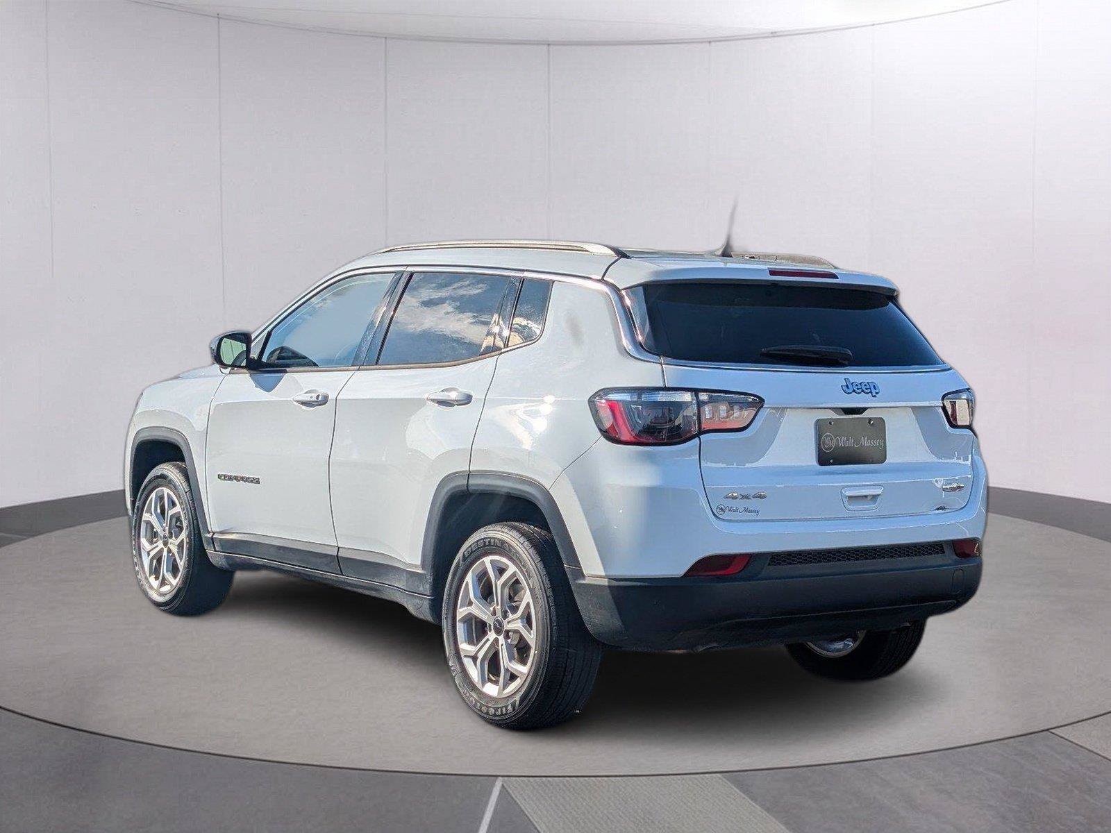 Used 2025 Jeep Compass Latitude w/ Convenience Group AWD/4WD image 3