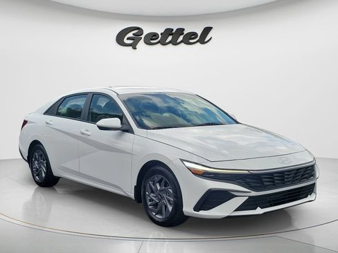 Certified 2024 Hyundai Elantra SEL FWD image 3
