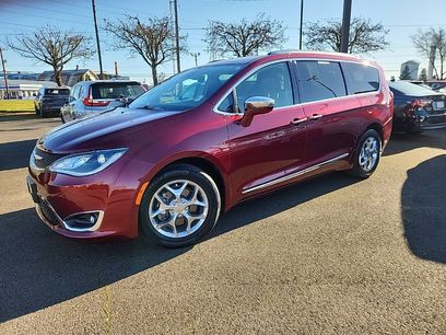 Used 2017 Chrysler Pacifica Limited w/ Advanced Safetytec Group