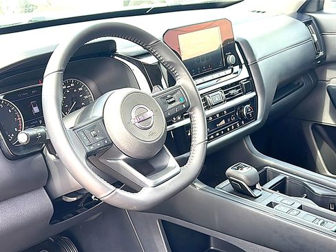 Used 2025 Nissan Pathfinder SV FWD image 12