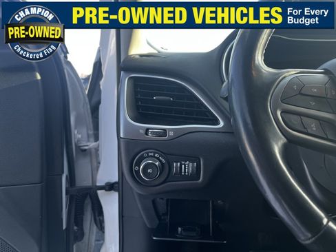 Used 2020 Jeep Cherokee Latitude Lux w/ Quick Order Package 26H Lux image 22