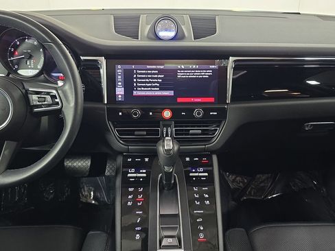 Certified 2025 Porsche Macan image 16