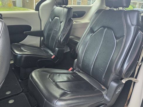 Used 2017 Chrysler Pacifica Touring-L FWD image 14
