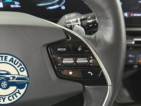 Used 2023 Kia Niro SX image 13