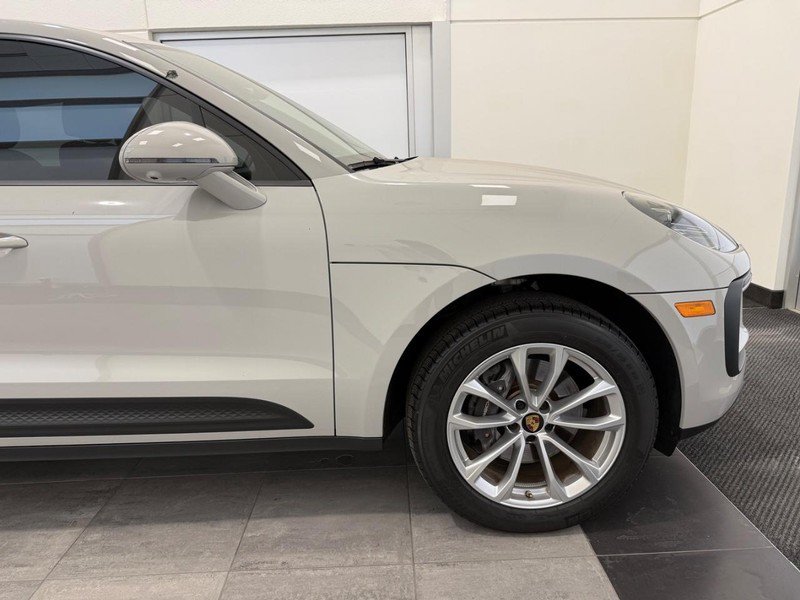 Certified 2025 Porsche Macan AWD/4WD image 10