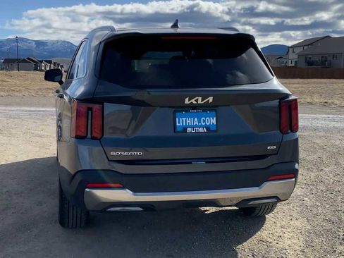Used 2024 Kia Sorento S image 7