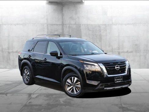 Used 2024 Nissan Pathfinder SL image 2