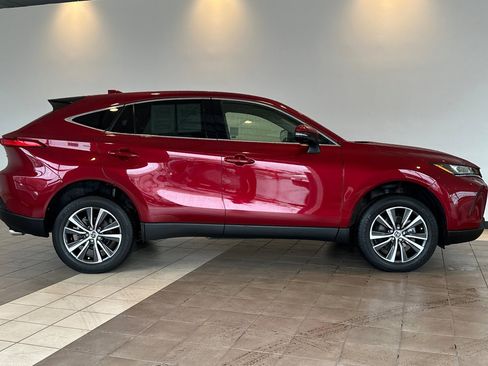 Certified 2022 Toyota Venza LE image 3